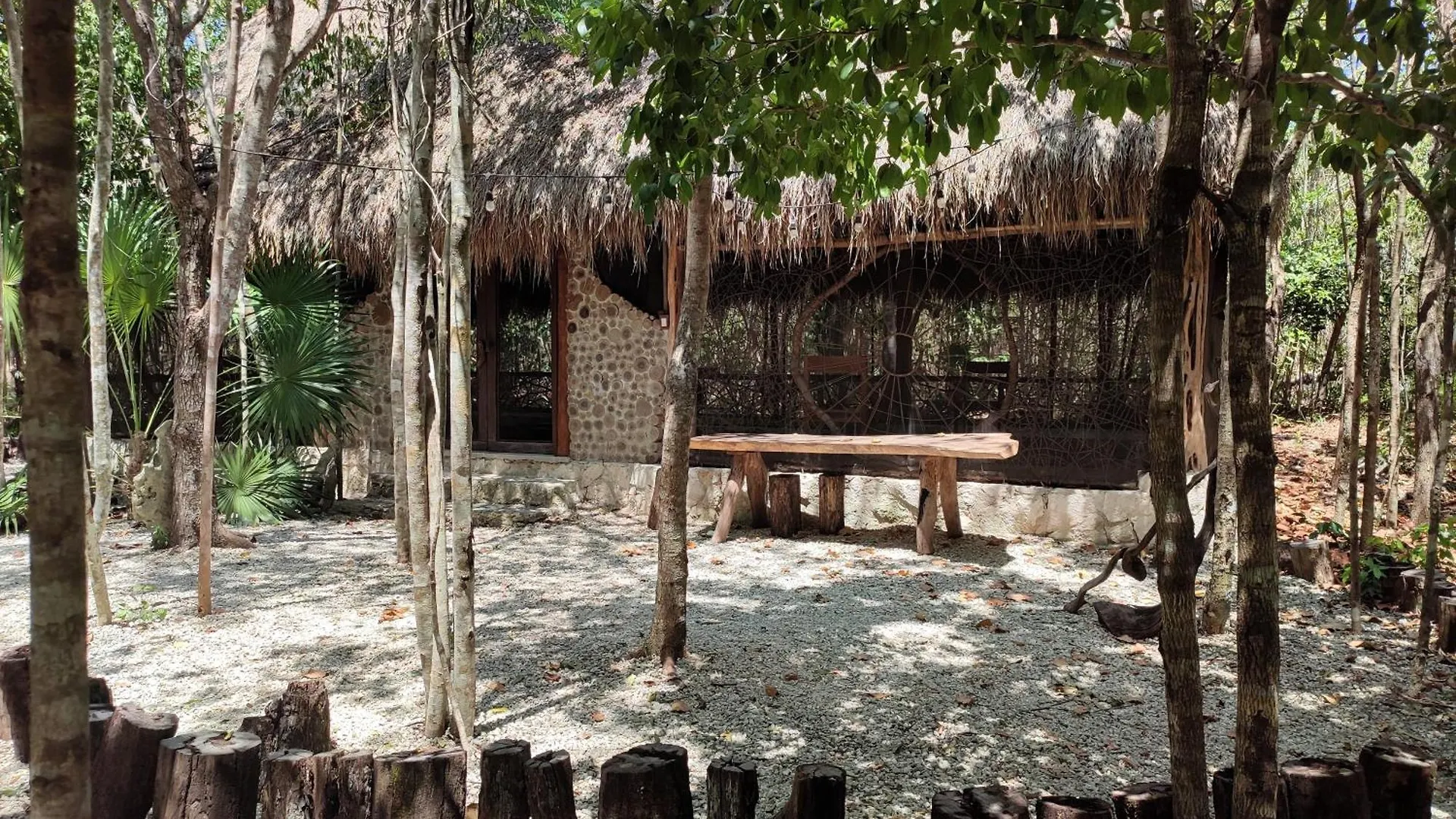 Aldea Maya-Ha Cabañas con cenotes Puerto Morelos México